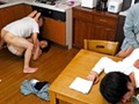 強姦地獄の門！ 息子の眼前で脱獄囚達にレイプされ続け止め処無く膣内射精されまくった美しき四十路母　サンプル画像03